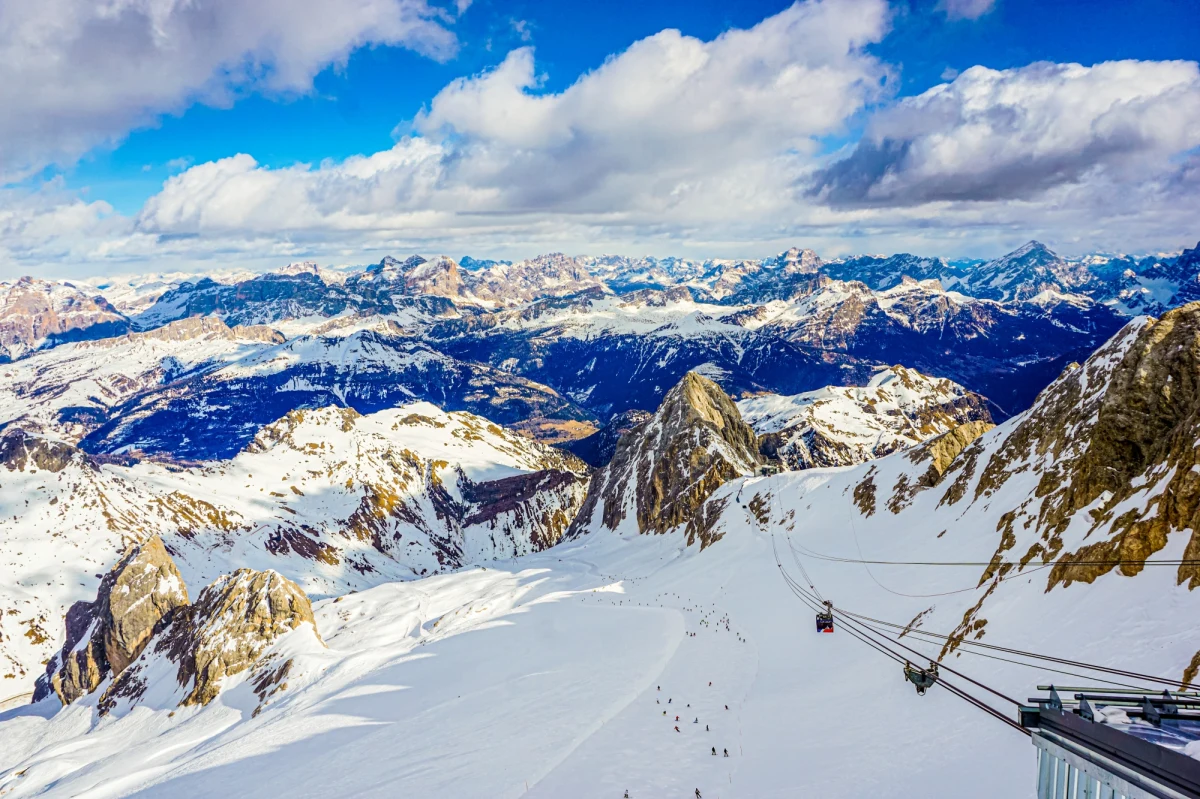 Pięć miesięcy po tragedii w masywie Marmolada, gdzie oderwał się fragment lodowca, ten najwyższy szczyt w Dolomitach we Włoszech został ponownie otwarty dla alpinistów. W wielu miejscach nadal widać pęknięcia i szczeliny, których nie zapełnił pierwszy śnieg. W bezpiecznej części masywu trwają przygotowania do otwarcia trasy narciarskiej.