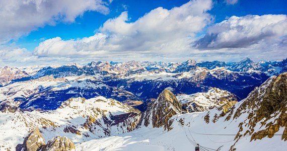 Pięć miesięcy po tragedii w masywie Marmolada, gdzie oderwał się fragment lodowca, ten najwyższy szczyt w Dolomitach we Włoszech został ponownie otwarty dla alpinistów. W wielu miejscach nadal widać pęknięcia i szczeliny, których nie zapełnił pierwszy śnieg. W bezpiecznej części masywu trwają przygotowania do otwarcia trasy narciarskiej.