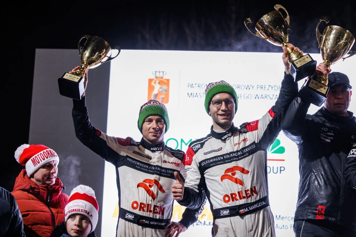 Sezon sportów samochodowych w Polsce zakończył się tradycyjnie w Warszawie i okolicach na Rajdzie Barbórka. W tegorocznej edycji najlepszą załogą okazali się Mikołaj Marczyk i Szymon Gospodarczyk. Duet ORLEN Team z dużą przewagą pokonał wszystkich rywali w rajdzie, a następnie po raz kolejny uplasował się na podium legendarnego kryterium na ulicy Karowej.