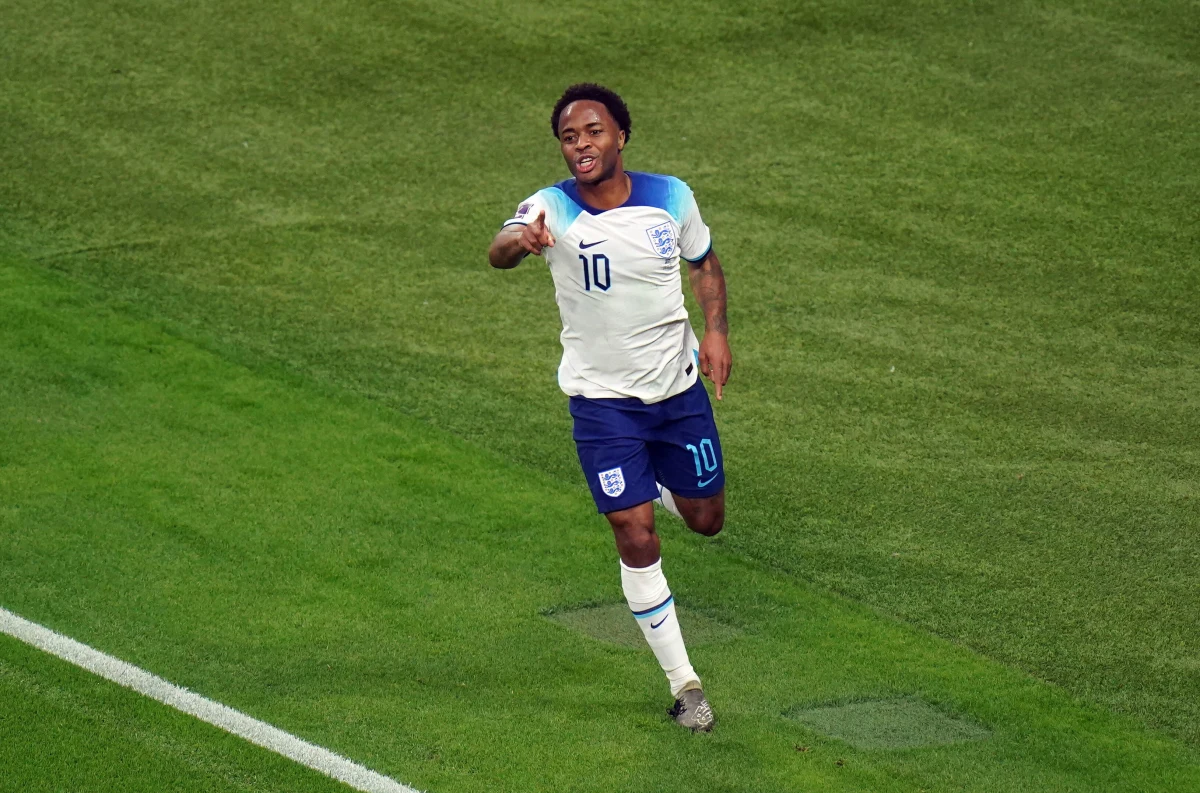 Napastnik reprezentacji Anglii Raheem Sterling pilnie opuścił mundial w Katarze. Jego rezydencja w Wielkiej Brytanii została zaatakowana przez uzbrojony gang napastników.