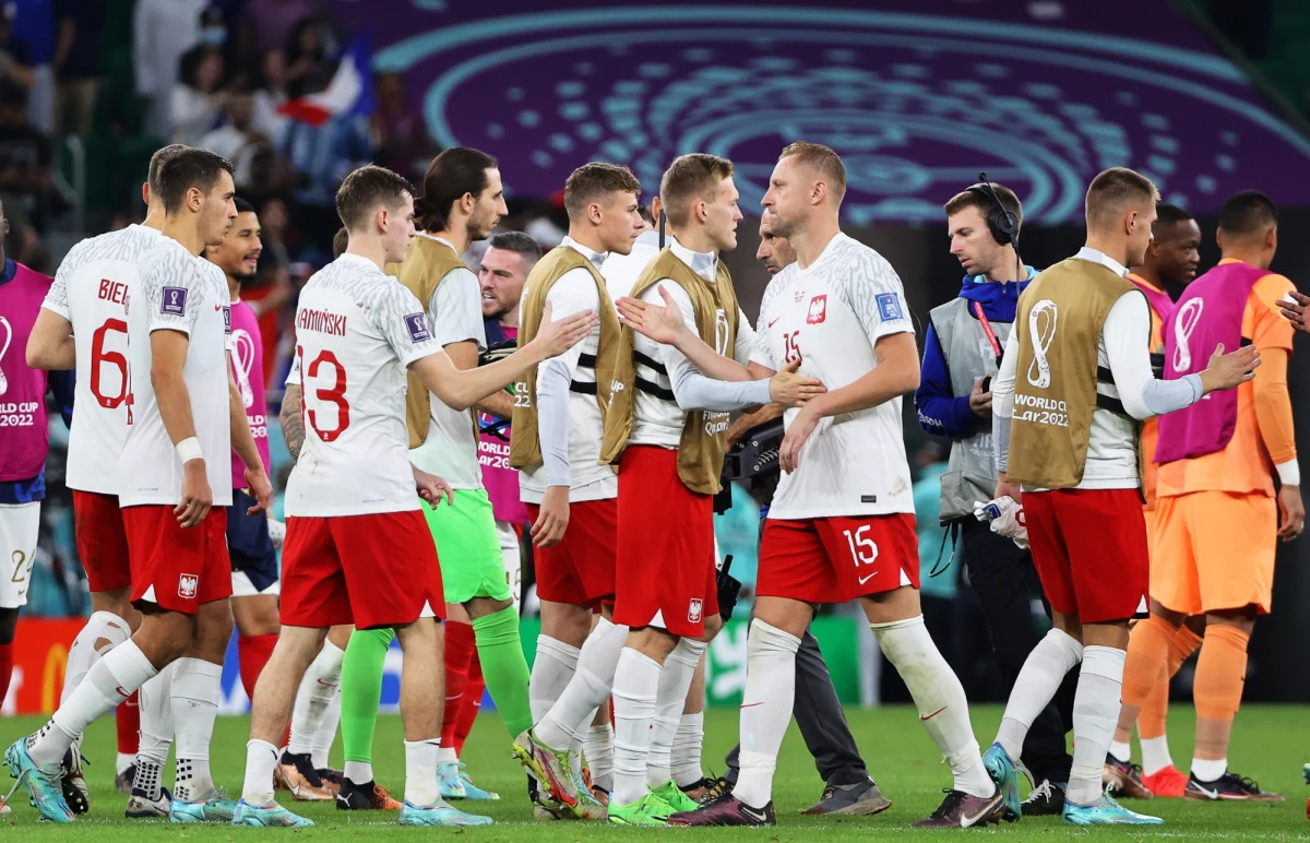 Wojciech Szczęsny, Kamil Glik, Matty Cash i Robert Lewandowski. To czterej polscy piłkarze, którzy na katarskim mundialu rozegrali cztery mecze w pełnym wymiarze czasu. Czesław Michniewicz dał zagrać na mistrzostwach 21 zawodnikom. 11 z nich zagrało we wszystkich czterech spotkaniach. Łupem bramkowym podzielili się Piotr Zieliński i Robert Lewandowski. 
