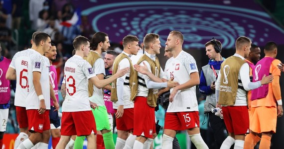 Wojciech Szczęsny, Kamil Glik, Matty Cash i Robert Lewandowski. To czterej polscy piłkarze, którzy na katarskim mundialu rozegrali cztery mecze w pełnym wymiarze czasu. Czesław Michniewicz dał zagrać na mistrzostwach 21 zawodnikom. 11 z nich zagrało we wszystkich czterech spotkaniach. Łupem bramkowym podzielili się Piotr Zieliński i Robert Lewandowski. 