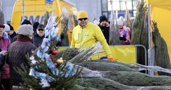 Coraz bliżej święta! Pewnie wielu z Was już rozpoczęło przygotowania do Bożego Narodzenia. Rozgląda się za ozdobnymi bombkami, kolorowymi światełkami, zastanawia się, jaką choinkę wybrać? RMF FM - jak co roku - pomoże Wam w tworzeniu świątecznej atmosfery. W 14 polskich miastach rozdamy setki choinek.