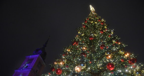 Rozświetloną choinkę na placu Zamkowym oraz iluminację świąteczną na Trakcie Królewskim można już oglądać w Warszawie. W ramach oszczędności w tym sezonie będzie świeciła krócej - tylko do północy.