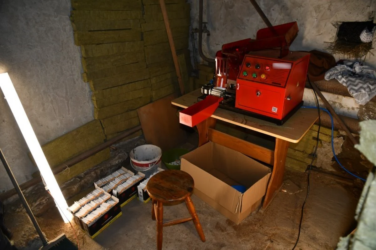 Dziesięć osób zostało zatrzymanych w związku z produkcją i handlem podrobionymi papierosami. 42-letniemu liderowi grupy przestępczej, która działała głównie na terenie Warmii i Mazur grozi nawet 10 lat więzienia.
