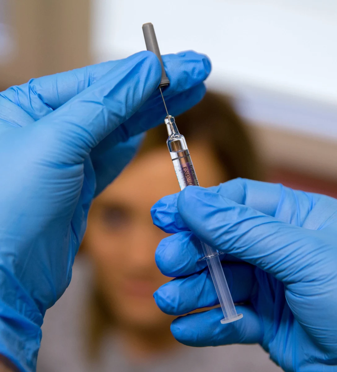 Wszyscy Polacy mają dostać e-skierowania na szczepienia przeciwko grypie - dowiedział się nasz dziennikarz. Ministerstwo Zdrowia w najbliższych tygodniach chce wprowadzić zmianę w ustawie, by ułatwić otrzymanie preparatu. 