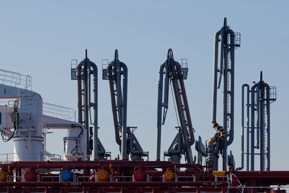 W poniedziałek weszło w życie embargo na sprowadzanie rosyjskiej ropy statkami do Unii Europejskiej. Od tego samego dnia obowiązuje uzgodniony przez UE, G7 i Australię limit maksymalnej ceny surowca transportowanej drogą morską na poziomie 60 dolarów za baryłkę. Ograniczenia mają utrudnić Rosji finansowanie wojny na Ukrainie, przy zachowaniu stabilności dostaw energii na świecie.