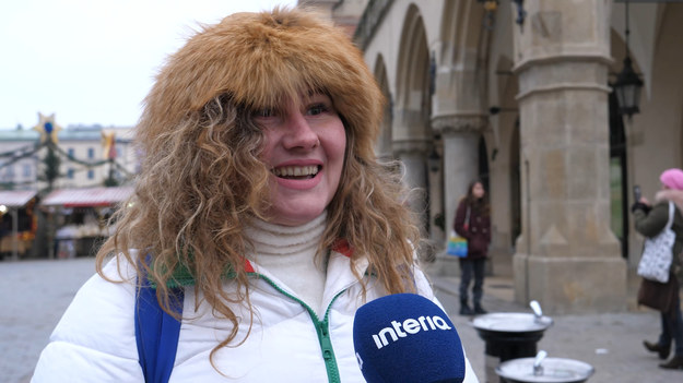 5 grudnia 1992 roku to jedna z najważniejszych dat w historii polskiej telewizji. To właśnie wtedy na polskim rynku pojawiła się pierwsza komercyjna stacja, która przetarła szlak innym mediom. Nowe programy i formaty bardzo szybko zdobyły serca widzów, bijąc kolejne rekordy popularności. Telewizja Polsat do dziś cieszy się ogromną sympatią. Z okazji 30. urodzin stacji zapytaliśmy przechodniów, jakie programy Polsatu oglądają najchętniej oraz czego życzą stacji na kolejne lata.