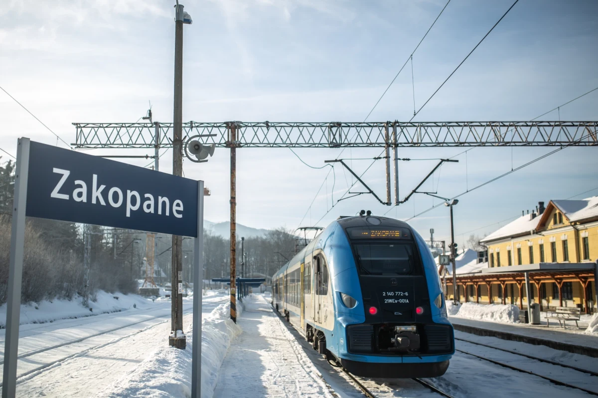 Kolejny etap prac na trasie kolejowej między Suchą Beskidzką a Chabówką i Zakopanem jest na ukończeniu. Od 22 grudnia do 29 lutego 2023 roku, czyli na święta Bożego Narodzenia i ferie zimowe na tory mają wrócić pociągi i bezpośrednie połączenia do stolicy Tatr.  

