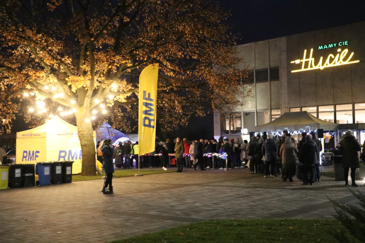 W Krakowie ruszyła akcja "Przedświąteczny Karp". Aż dziesięć ton żywności zostanie rozdane do 16 grudnia w 6 lokalizacjach w mieście. Dzisiaj  poczęstunek czekał na chętnych przed Nowohuckim Centrum Kultury. 