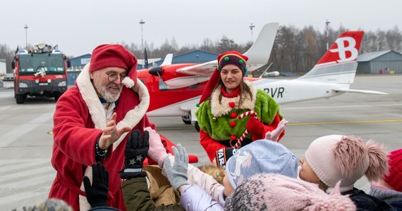 Święty Mikołaj już jest w Polsce! Dziś (5 grudnia) przed południem jego samolot wylądował na łódzkim lotnisku im. Reymonta. Później korowód świętego Mikołaja przejechał ulicami Łodzi, żeby wszystkie grzeczne dzieci dostały prezenty.