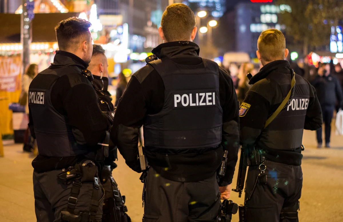 Niemiecka policja przeprowadziła w poniedziałek zakrojoną na szeroką skalę akcję w Düsseldorfie. W związku z ostrzeżeniem o możliwym ataku, zamknięte zostały jarmarki bożonarodzeniowe w historycznym centrum miasta.