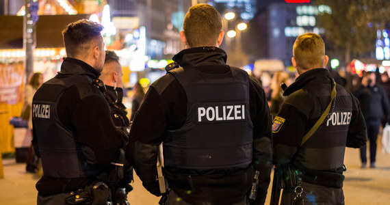 Niemiecka policja przeprowadziła w poniedziałek zakrojoną na szeroką skalę akcję w Düsseldorfie. W związku z ostrzeżeniem o możliwym ataku, zamknięte zostały jarmarki bożonarodzeniowe w historycznym centrum miasta.