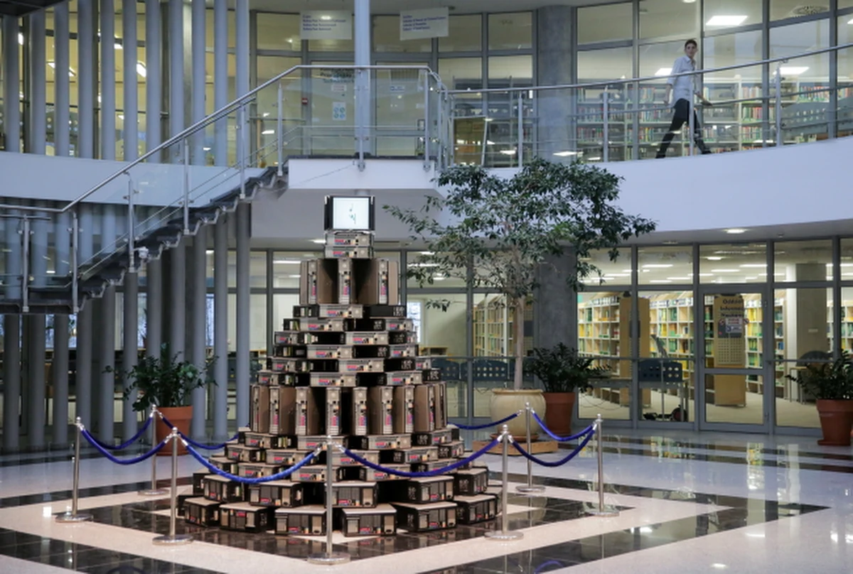 Pracownicy biblioteki Uniwersytetu Warmińsko-Mazurskiego po raz kolejny przygotowali choinkę w duchu zero waste. W tym roku kształt bożonarodzeniowej choinki ułożono z około 200 wycofanych z eksploatacji komputerów.