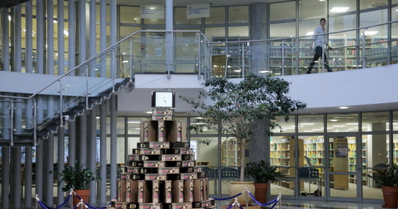 Pracownicy biblioteki Uniwersytetu Warmińsko-Mazurskiego po raz kolejny przygotowali choinkę w duchu zero waste. W tym roku kształt bożonarodzeniowej choinki ułożono z około 200 wycofanych z eksploatacji komputerów.