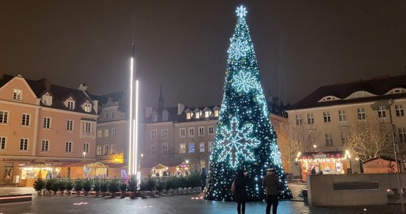 Oczy poznaniaków cieszy już od soboty. Ze względu na mecz reprezentacji Polski z Francją jej rozświetlenie przełożono z niedzieli na sobotę. Miejska choinka świeci setkami lampek na placu Wolności w Poznaniu.