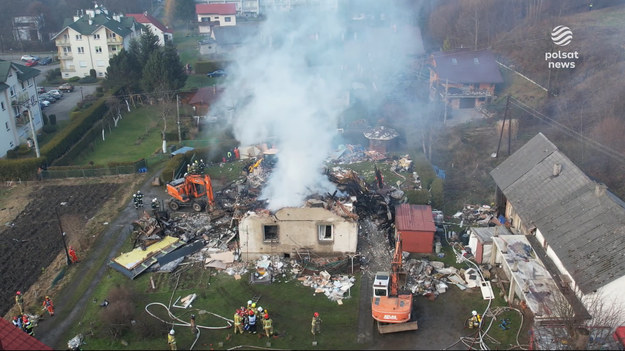 Ruszyło śledztwo w sprawie wybuchu w domu w Ustroniu na Śląsku. Eksplozja zniszczyła budynek, w  którym mieszkały dwie rodziny. Zginęło dwóch mężczyzn. Ratownikom udało się wydobyć spod gruzów żywą kobietę.Materiał dla "Wydarzeń" przygotował Marek Sygacz.