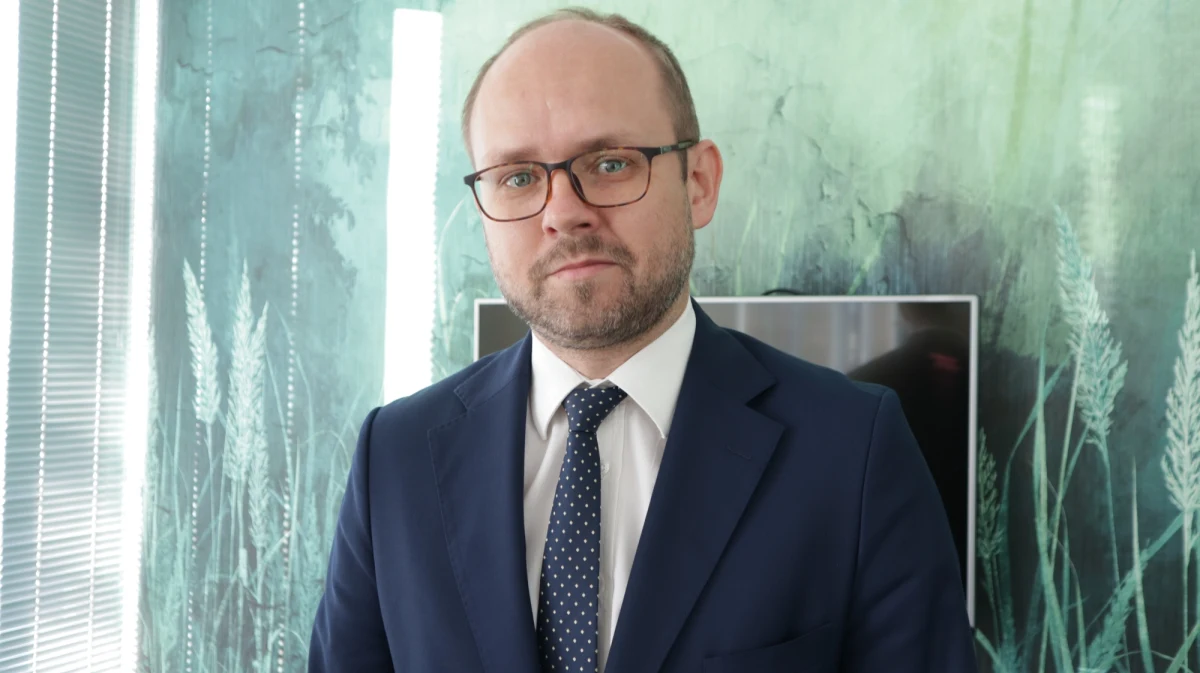 "My uważamy, że przez politykę izolacji (Rosji) można osiągnąć pożądane cele. I krytycznie podchodzimy do tych wszystkich telefonów, prób rozmów, bo to tylko wzmacnia Władimira Putina. On uważa: skoro do mnie dzwonią, znaczy słabną, to znaczy, że ja muszę kontynuować swoją politykę" – mówił w Porannej rozmowie w RMF FM Marcin Przydacz. W zeszłym tygodniu z prezydentem Rosji Władimirem Putinem rozmawiał kanclerz Niemiec Olaf Scholz, następnie o potrzebie podtrzymywania kontaktów z gospodarzem Kremla mówił prezydent Francji Emmanuel Macron. Gotowość do rozmów z Putinem zadeklarował kilka dni temu także prezydent USA Joe Biden. "Władimir Putin taką ma konstrukcję psychiczną, która powoduje, że każde próby kontaktu, obłaskawiania go, wzmacniają go wewnętrznie. Uważa, że w ten sposób Zachód okazuje słabość. Więc im więcej tych telefonów, tym Władimir Putin wewnętrznie czuje się mocniejszy" - mówił gość Roberta Mazurka.