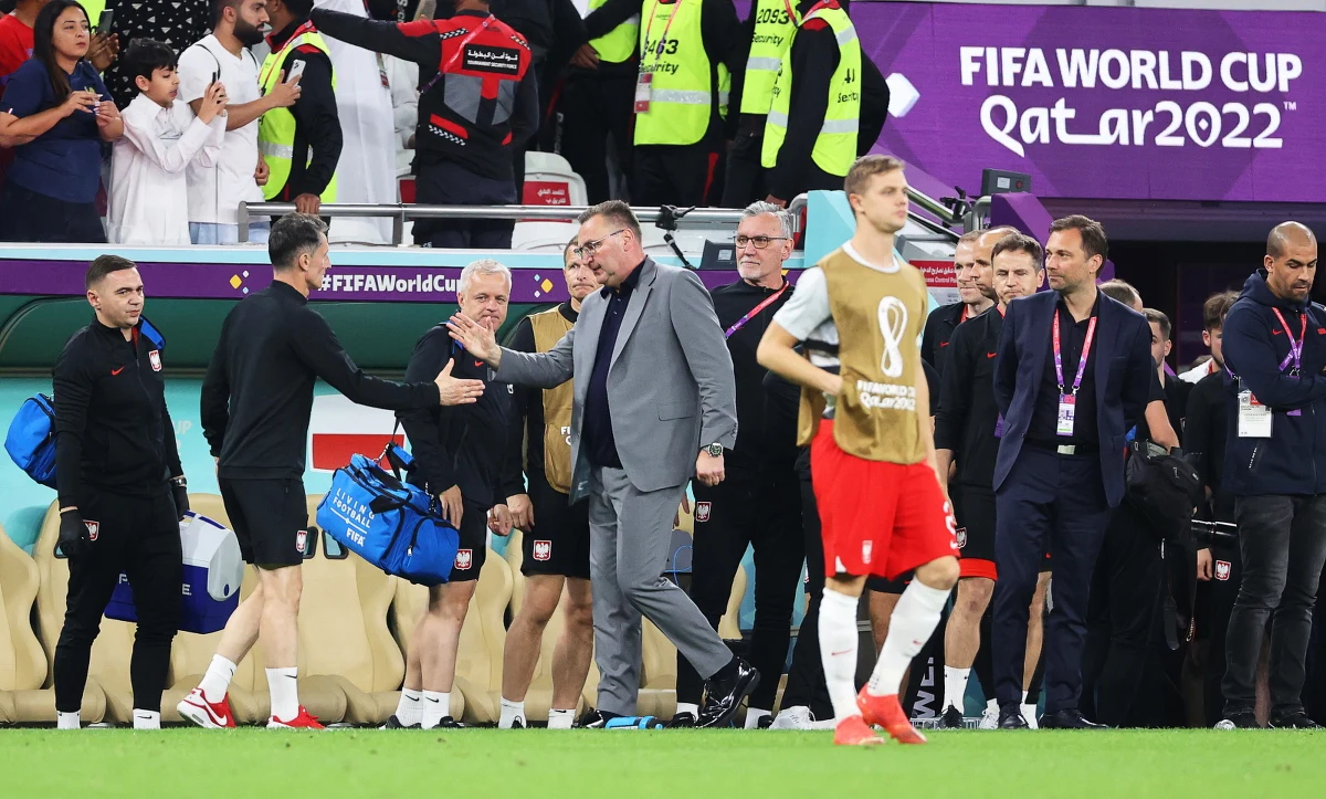 W poniedziałkowy wieczór reprezentacja Polski wróciła z mundialu w Katarze i zameldowała się w Warszawie po ponad sześciu godzinach lotu. Skład nie był jednak w komplecie. Część kadrowiczów od razu z Kataru poleciała na wakacje. Nikt spośród zawodników i sztabu nie odpowiadał na pytania dziennikarzy, którzy pojawili się na stołecznym lotnisku.