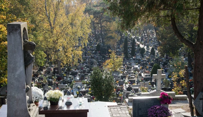 Włocławek: Śmierć przy grobie. Kobieta zmarła dzień po pogrzebie męża