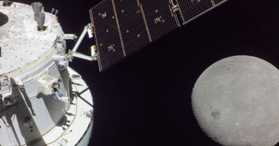Bezzałogowa kapsuła Orion dokonała najbliższego przelotu nad powierzchnią Księżyca zbliżając się na odległość zaledwie 130 km od powierzchni Srebrnego Globu - poinformowała agencja NASA. W przyszłości Orion ma, w ramach programu Artemis, posłużyć do powrotu człowieka na Księżyc.