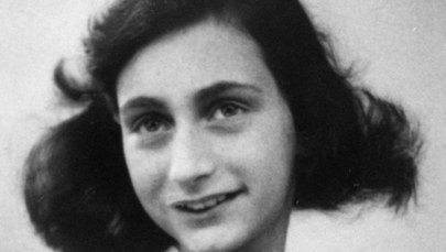 Skandal w Holandii. Uśmiechnięta Anna Frank na tandetnych filiżankach