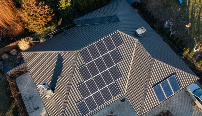 Solarny dach albo panele w ogrodzeniu. Nowe pomysły na fotowoltaikę 