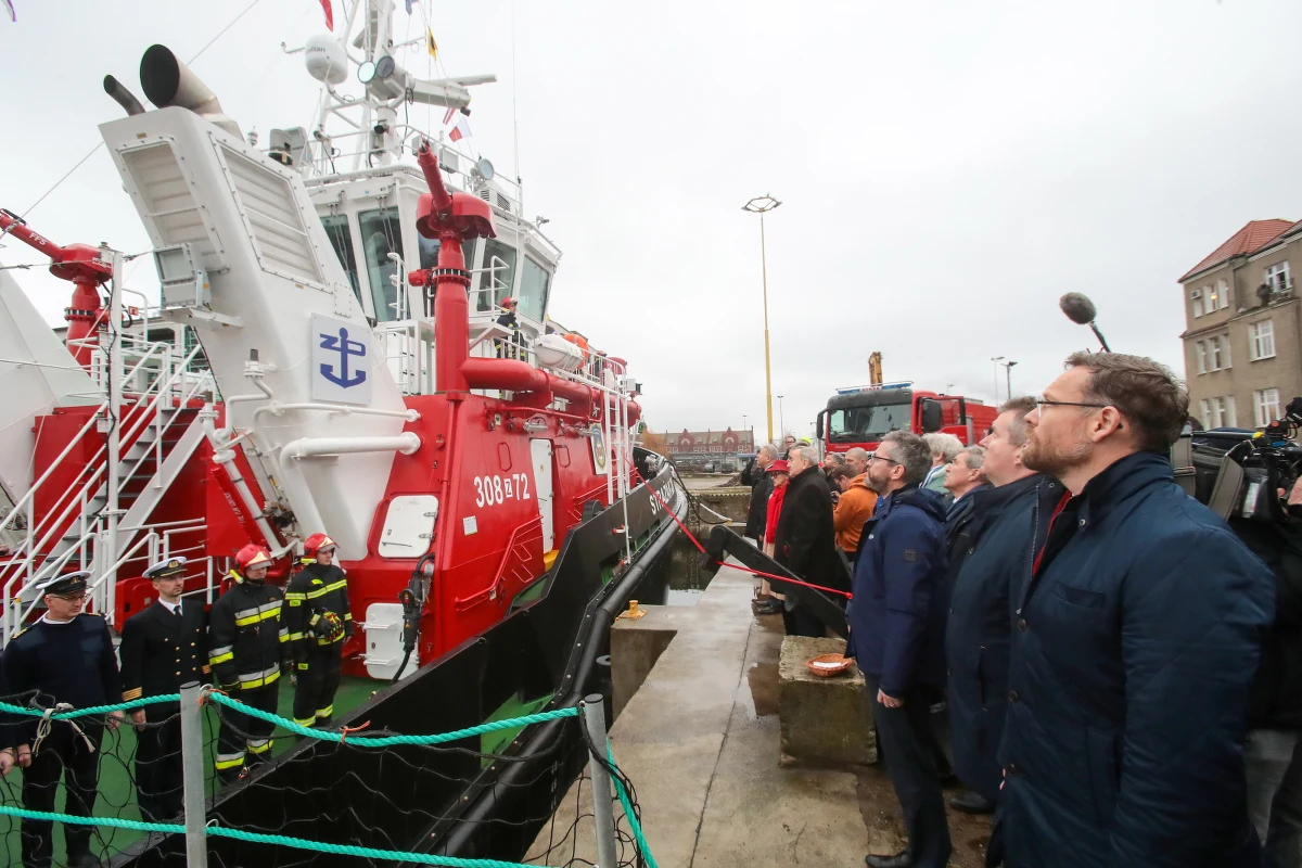 "Bezpieczeństwo żeglugi na Zachodnim Pomorzu w zespole portów Szczecin-Świnoujście będzie od dzisiaj zdecydowanie poprawione" – powiedział podczas uroczystego chrztu statku "Strażak-28" wiceminister infrastruktury Grzegorz Witkowski. "Strażak-28" to trzecia jednostka we flocie Zarządu Morskich Portów Szczecin i Świnoujście.