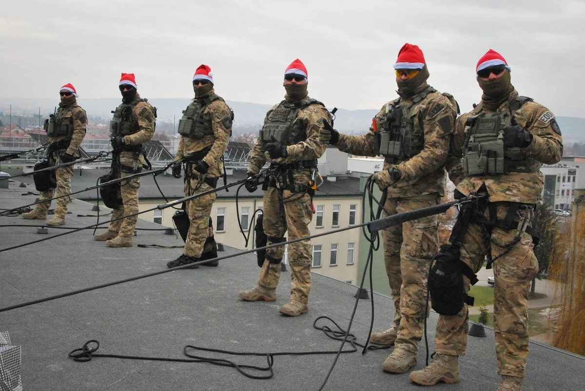 ​Rzeszowscy komandosi, jako pomocnicy Mikołaja, odwiedzili Kliniczny Szpital Wojewódzki Nr 2 w Rzeszowie. Zjeżdżali z dachu na linach, żeby przekazać dzieciom mikołajkowe prezenty. Pomocnikami Mikołaja byli także policyjny robot pirotechniczny i Myszka Miki, którzy rozdawali prezenty po szpitalnych salach.
