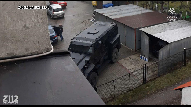 Kontrterroryści, negocjatorzy i CBŚP na akcji w Zabrzu. W jednej z kamienic zabarykadował się mężczyzna, w mieszkaniu miał różne rodzaje broni. Po kilku godzinach służbom udało się go obezwładnić i zabezpieczyć teren.Materiał dla "Wydarzeń" przygotował Maciej Krzemiński.