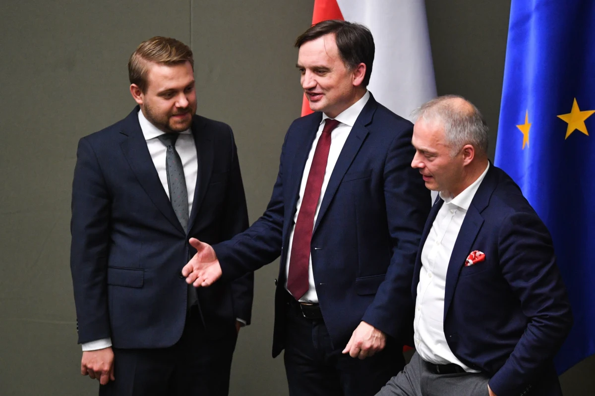 Solidarna Polska oczekuje, że Jackowi Ozdobie przywrócone zostaną wszystkie kompetencje i obowiązki - tak deklaruje minister Zbigniew Ziobro. W ramach kary za krytykę premiera Morawieckiego wiceminister Ozdoba został w poniedziałek odsunięty od zadań w ministerstwie klimatu i środowiska. 