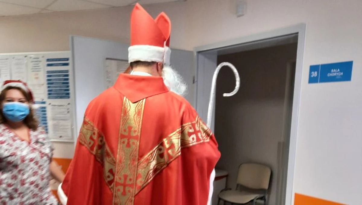 Uśmiechy, radość a nawet zawstydzenie i rumieńce na twarzach małych pacjentów dało się zauważyć na wszystkich oddziałach dziecięcych Szpitala Specjalistycznego im. Stefana Żeromskiego  w Krakowie. Zawitał tam Mikołaj wraz ze swoim orszakiem i rozdawał prezenty. "To takie małe gesty i drobne podarunki - ale te uśmiechy na twarzach chorych dzieci są bezcenne, o to w tym chodzi" - mówiły pielęgniarki.