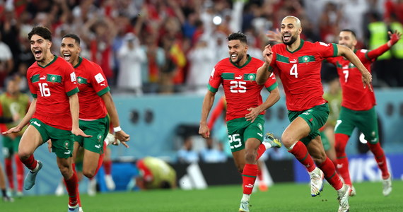 Piłkarze reprezentacji Maroka sprawili ogromną sensację, wyrzucając Hiszpanię za burtę mistrzostw świata w Katarze. O zwycięstwie podopiecznych Walida Regraguiego zadecydowała lepsza postawa w rzutach karnych. Maroko w ćwierćfinale zmierzy się z Portugalią, która rozbiła Szwajcarię 6:1.