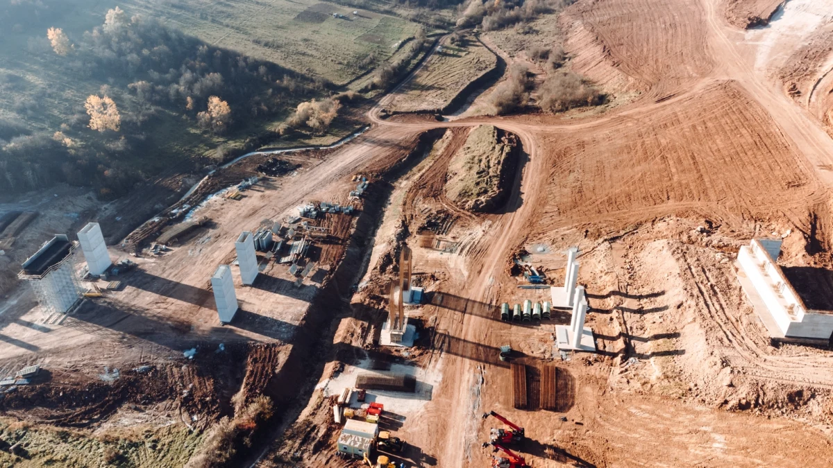 ​W trakcie prac budowanego "bajpasu kartuskiego" w gdańskiej dzielnicy Karczemki natrafiono na ruiny przyczółków przedwojennego wiaduktu sprzed 100 lat. O sprawie poinformowany został Pomorski Wojewódzki Konserwator Zabytków.