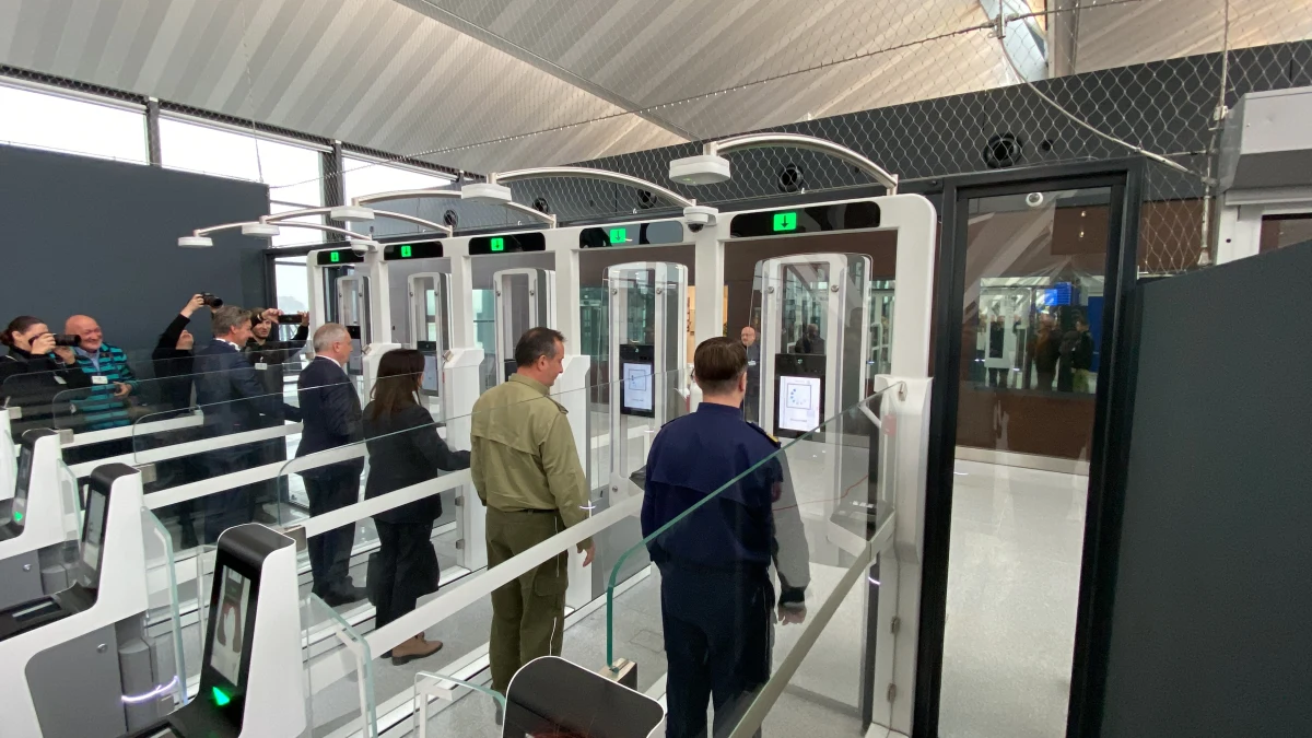 Bramki biometryczne działają na lotnisku im. Lecha Wałęsy w Gdańsku. System ma skrócić kolejki do odprawy.