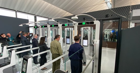 Bramki biometryczne działają na lotnisku im. Lecha Wałęsy w Gdańsku. System ma skrócić kolejki do odprawy.