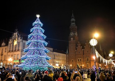 Wrocławska choinka w pełnym blasku. Rozświetliło ją 150 tysięcy światełek