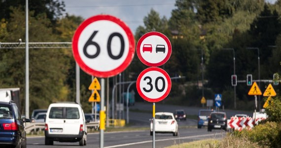 Szykuje się rewolucja na drogach. Eksperci chcą, aby niektórych znaków było mniej. Swoje pomysły przedstawili w siedzibie Generalnej Dyrekcji Dróg Krajowych i Autostrad. "To pierwszy krok do zmian tzw. czerwonej księgi" - informuje urząd. 