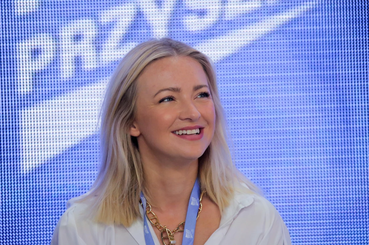 ​Prokuratura Okręgowa w Warszawie złoży zażalenie na postanowienie Sądu Rejonowego w Pruszkowie o umorzeniu postępowania przeciwko Barbarze Kurdej-Szatan, oskarżonej o zniesławienie Straży Granicznej oraz jej funkcjonariuszy - dowiedziała się PAP. Artystka nazwała funkcjonariuszy "maszynami bez mózgów oraz mordercami".