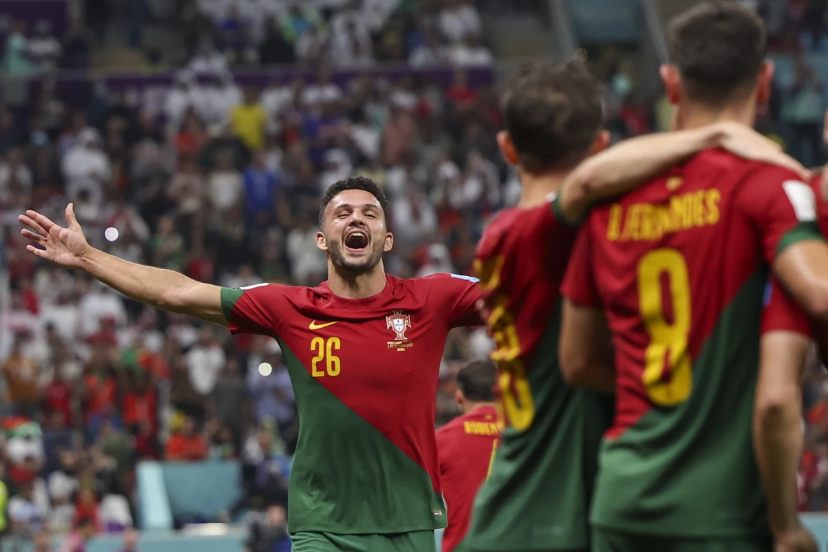 Portugalczycy rozgromili Szwajcarię 6:1 i awansowali do ćwierćfinału piłkarskich mistrzostw świata w Katarze. Bohaterem spotkania był Goncalo Ramos, który strzelił trzy bramki i zanotował jedną asystę. Podopieczni Fernando Santosa w 1/4 finału zmierza się z Marokiem, który sensacyjnie wyeliminował Hiszpanię.