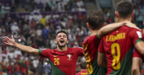 Portugalczycy rozgromili Szwajcarię 6:1 i awansowali do ćwierćfinału piłkarskich mistrzostw świata w Katarze. Bohaterem spotkania był Goncalo Ramos, który strzelił trzy bramki i zanotował jedną asystę. Podopieczni Fernando Santosa w 1/4 finału zmierza się z Marokiem, który sensacyjnie wyeliminował Hiszpanię.