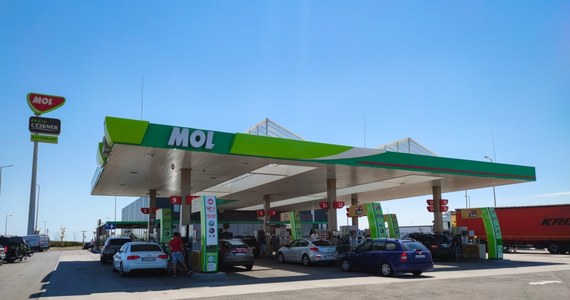 Na wniosek koncernu naftowo-gazowego MOL rząd Węgier zdecydował o zniesieniu obowiązującego od listopada 2021 roku limitu cen na paliwo – poinformowali w nocy z wtorku na środę, na wspólnej konferencji prasowej, prezes MOL Zsolt Hernadi oraz szef kancelarii premiera Gergely Gulyas.