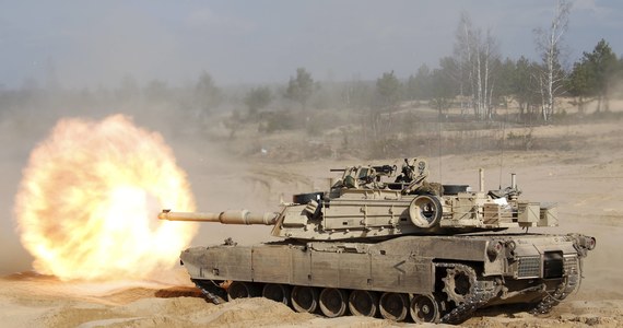 Departament Stanu USA zezwolił na sprzedaż Polsce 116 czołgów M1A1 Abrams oraz powiązanego sprzętu - poinformowała należąca do Pentagonu Defense Security Cooperation Agency (DSCA).  Szacowany koszt to 3,75 mld dolarów. To wozy w starszej wersji, które mają wypełnić lukę po czołgach ofiarowanych Ukrainie.