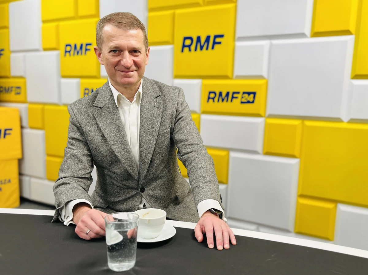 "W kuluarach sejmowych krążą opinie, że nie wszyscy zagłosują za pozostawieniem pana ministra Ziobry" - tak o wniosku o odwołanie ministra sprawiedliwości mówił w Porannej rozmowie w RMF FM Ireneusz Raś. Poseł Koalicji Polskiej - PSL, założyciel partii Centrum dla Polski, odpowiadając dlaczego opozycja nie chce odwołania całego gabinetu Mateusza Morawieckiego, stwierdził, że "dla rządu ta większość jeszcze jest, natomiast dla pana Ziobry może tej większości nie być". "I tutaj mówimy: sprawdzam" - tłumaczył. 