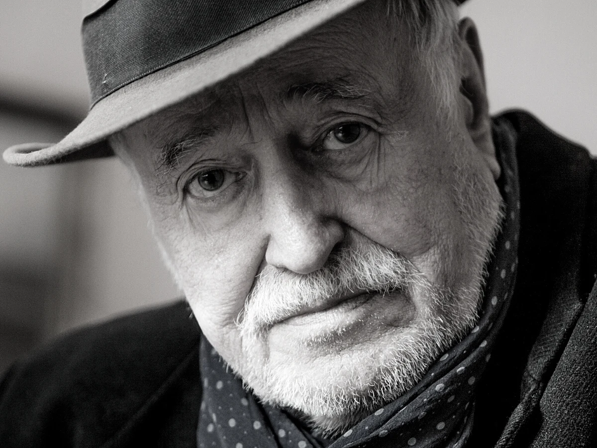 W wieku 83 lat zmarł wybitny aktor, reżyser, pisarz i poeta Jan Nowicki. Wystąpił w kilkudziesięciu filmach i sztukach teatralnych. Jedną z najważniejszych ról zagrał w filmie "Wielki Szu" Sylwestra Chęcińskiego. Mawiał, że "aktor to tylko drobiazg, żart w sztuce". Zmarł nad ranem w Krzewencie koło Kowala na swoich ukochanych Kujawach.