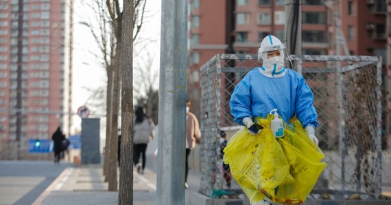Chińska państwowa komisja zdrowia ogłosiła znaczne złagodzenie środków walki z pandemią. Zostało to uznane za sygnał odchodzenia od drakońskiej polityki „zero covid”. Zakażeni bez poważnych objawów nie będą już zabierani do rządowych izolatoriów - przekazano w nowych wytycznych.