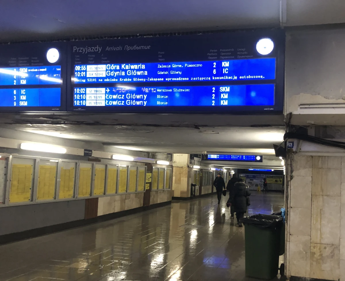 Dużo zmian od dzisiaj czeka pasażerów pociągów jadących przez Warszawę. Między dworcami wschodnim i zachodnim w stolicy, czyli na podmiejskiej linii średnicowej, jeździ mniej pociągów. Powodem jest kolejny etap remontu.