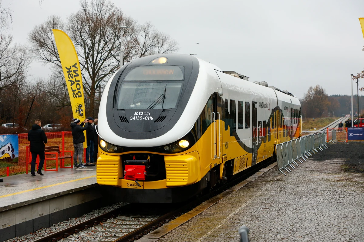 Po ponad dwudziestu latach kolej pasażerska wraca do Chocianowa (pow. polkowicki, woj. dolnośląskie). Podróżni z regularnych, codziennych połączeń Kolei Dolnośląskich, skorzystają już w najbliższą niedzielę, kiedy w życie wejdzie nowy rozkład jazdy.