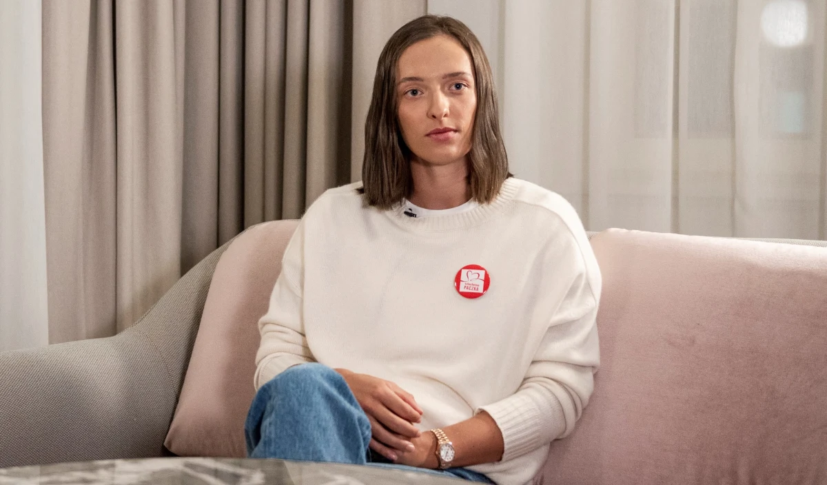 „Przez cały sezon kibice liczą, ile w tym roku zrobiłam bajgli, czyli ile setów wygrałam 6:0” – mówi Iga Świątek, liderka rankingu WTA. Tenisistka postanowiła zawalczyć o kolejne zero, tym razem jednak nie na koncie rywalki, a na liczniku Szlachetnej Paczki, który odlicza rodziny czekające na pomoc. Pierwsza rakieta świata apeluje do Polaków o wielką mobilizację. Dlaczego to ważne, by w najbliższy piątek licznik Paczki pokazał zero i co można zrobić, by dołożyć swoją cegiełkę do „piekarni” Igi Świątek? 