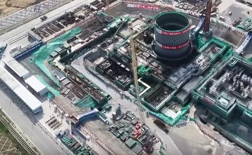 Jak informują lokalne media, Chiny rozpoczęły budowę swoistej "atomowej" wyspy, która ma być odpowiedzią na zwiększone zapotrzebowanie energetyczne. Jej punktem centralnym będzie Linglong One, czyli mały wielofunkcyjny modułowy reaktor wodny ciśnieniowy (PWR) - pierwszy w swoim rodzaju na świecie.